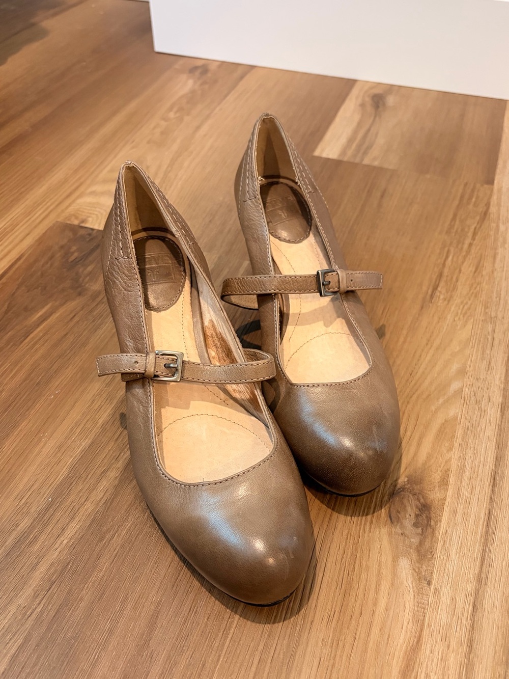 FRYE AND CO. Taupe Mary Jane Heels with Buckle Strap size 7.5 women’s